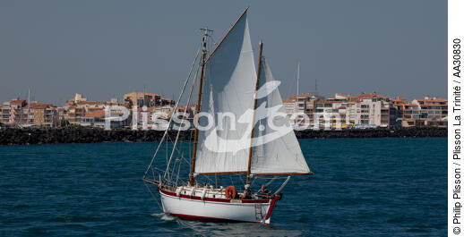 Vieux gréément devant le Cap d'Agde - © Philip Plisson / Plisson La Trinité / AA30830 - Nos reportages photos - De Cerbère à Adge