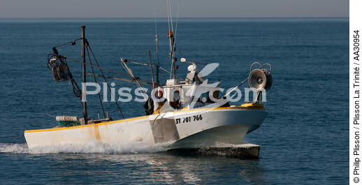 fishing at Le Grau du Roi - © Philip Plisson / Plisson La Trinité / AA30954 - Photo Galleries - Gard