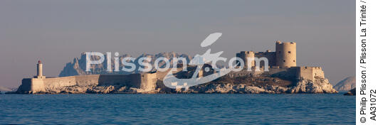 Le château d'If devant Marseille - © Philip Plisson / Plisson La Trinité / AA31072 - Nos reportages photos - Ile [13]