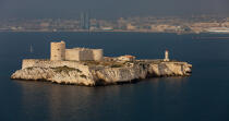 If castle in front of Marseille © Philip Plisson / Plisson La Trinité / AA31093 - Photo Galleries - Marseille