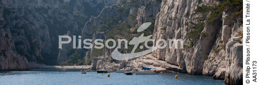 Calanque près de Marseille - © Philip Plisson / Plisson La Trinité / AA31173 - Nos reportages photos - Mouillage