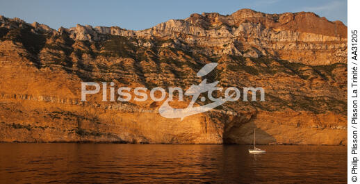Le Cap Canaille près de Cassis - © Philip Plisson / Plisson La Trinité / AA31205 - Nos reportages photos - Falaise