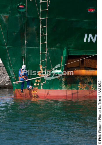 Bows in the oil port of Lavera [AT] - © Philip Plisson / Plisson La Trinité / AA31232 - Photo Galleries - Elements of boat
