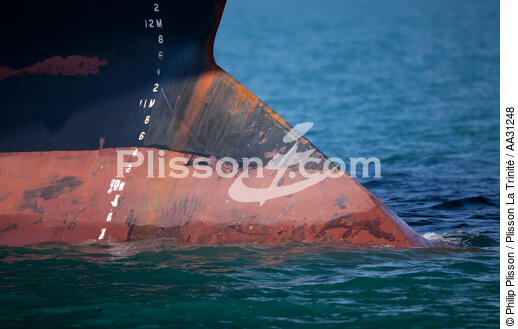 Bows in the oil port of Lavera [AT] - © Philip Plisson / Plisson La Trinité / AA31248 - Photo Galleries - Elements of boat