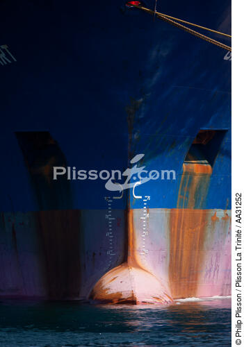 Bows in the oil port of Lavera [AT] - © Philip Plisson / Plisson La Trinité / AA31252 - Photo Galleries - Elements of boat
