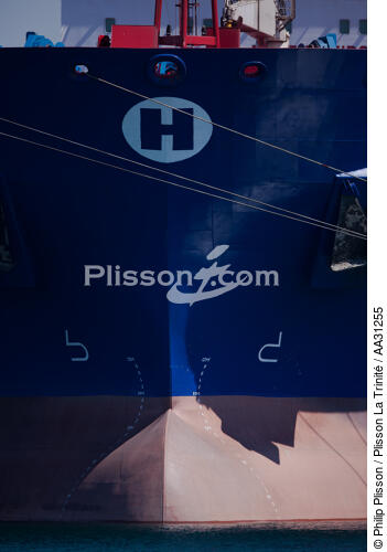 Bows in the oil port of Lavera [AT] - © Philip Plisson / Plisson La Trinité / AA31255 - Photo Galleries - Elements of boat