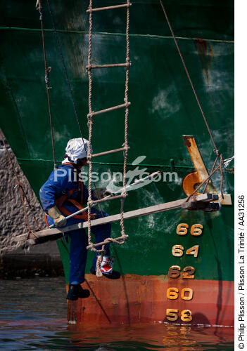 Bows in the oil port of Lavera [AT] - © Philip Plisson / Plisson La Trinité / AA31256 - Photo Galleries - Elements of boat