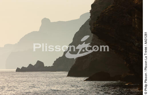 The cliffs of Cap de l'Aigle in La Ciotat [AT] - © Philip Plisson / Plisson La Trinité / AA31281 - Photo Galleries - Town [13]