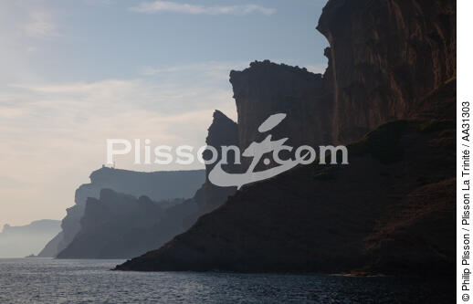 The cliffs of Cap de l'Aigle in La Ciotat [AT] - © Philip Plisson / Plisson La Trinité / AA31303 - Photo Galleries - From Marseille to Hyères