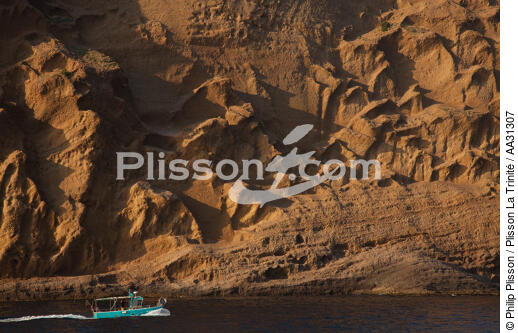 Les falaises du Cap de l'Aigle à La Ciotat - © Philip Plisson / Plisson La Trinité / AA31307 - Nos reportages photos - Ville [13]