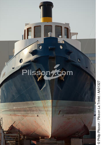 Etrave dans le port de La Ciotat - © Philip Plisson / Plisson La Trinité / AA31327 - Nos reportages photos - Elément d'un bateau