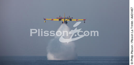 Canadair at La Ciotat [AT] - © Philip Plisson / Plisson La Trinité / AA31467 - Photo Galleries - Ciotat [La]