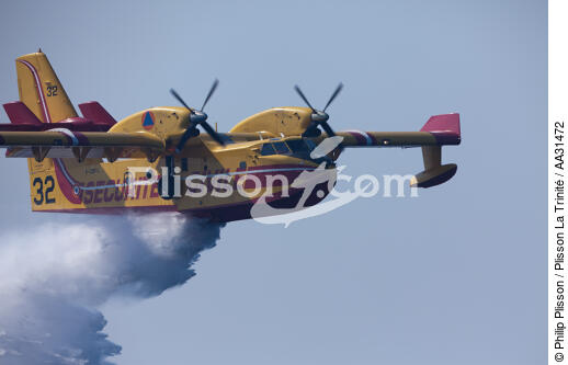 Canadair at La Ciotat [AT] - © Philip Plisson / Plisson La Trinité / AA31472 - Photo Galleries - Air transport