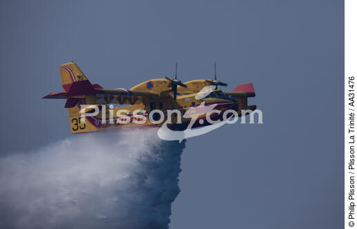 Canadair at La Ciotat [AT] - © Philip Plisson / Plisson La Trinité / AA31476 - Photo Galleries - Town [13]