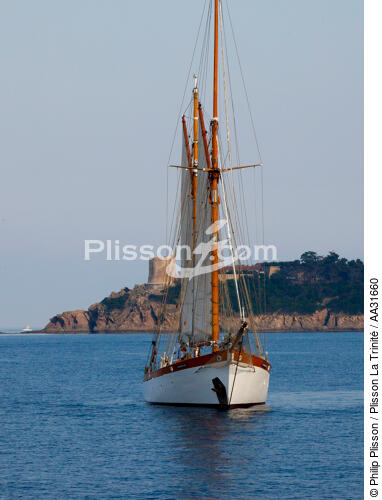 Anchor off Port-Cros - © Philip Plisson / Plisson La Trinité / AA31660 - Photo Galleries - Sails