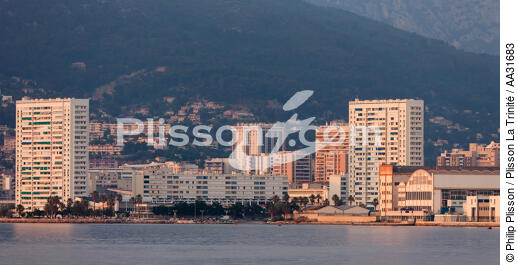 Toulon - © Philip Plisson / Plisson La Trinité / AA31683 - Nos reportages photos - De Marseille à Hyères