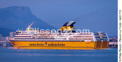 Ferry in the port of Toulon [AT] - © Philip Plisson / Plisson La Trinité / AA31710 - Photo Galleries - Ferry boat