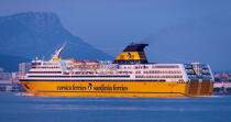 Ferry dans le port de Toulon © Philip Plisson / Plisson La Trinité / AA31710 - Nos reportages photos - Ferry