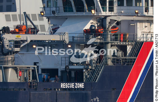 Remorqueur dans le port de Toulon - © Philip Plisson / Plisson La Trinité / AA31713 - Nos reportages photos - Toulon