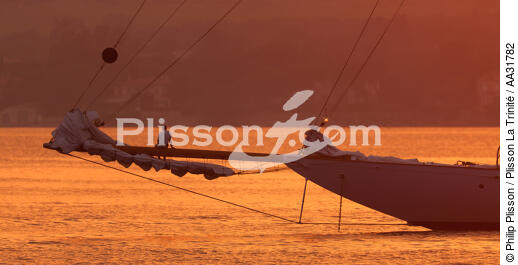 Mouillage devant Saint-Tropez - © Philip Plisson / Plisson La Trinité / AA31782 - Nos reportages photos - Var