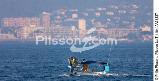 Fishing in front of Sainte Maxime - © Philip Plisson / Plisson La Trinité / AA31837 - Photo Galleries - Sainte-Maxime