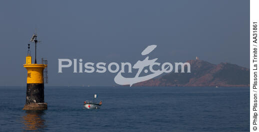 Cardinale south near Saint-Raphael [AT] - © Philip Plisson / Plisson La Trinité / AA31861 - Photo Galleries - Small boat