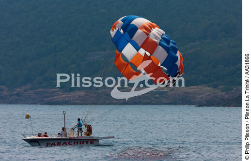 Upward parachute in Saint-Raphaël - © Philip Plisson / Plisson La Trinité / AA31866 - Photo Galleries - Var