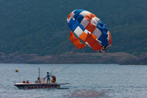 Upward parachute in Saint-Raphaël © Philip Plisson / Plisson La Trinité / AA31866 - Photo Galleries - Sport and Leisure