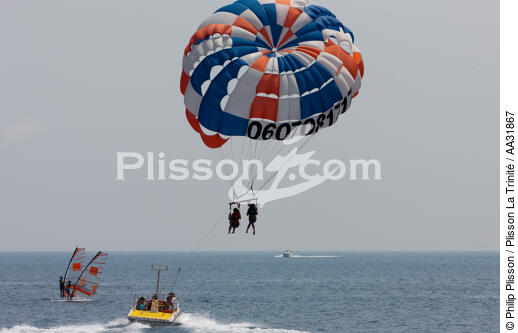 Upward parachute in Saint-Raphaël - © Philip Plisson / Plisson La Trinité / AA31867 - Photo Galleries - Nautical sports