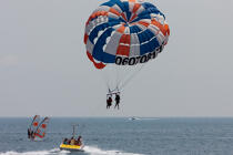 Upward parachute in Saint-Raphaël © Philip Plisson / Plisson La Trinité / AA31867 - Photo Galleries - Sport and Leisure