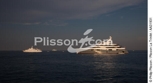 Mouillage devant Antibes - © Philip Plisson / Plisson La Trinité / AA31931 - Nos reportages photos - Motor-yacht