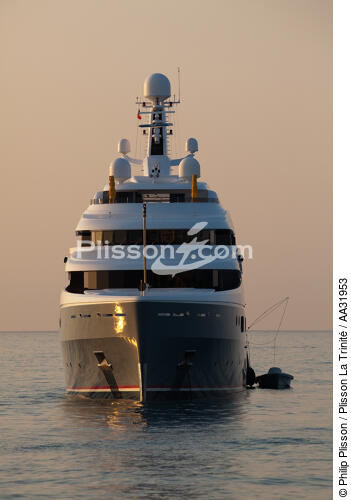 Mouillage devant Antibes - © Philip Plisson / Plisson La Trinité / AA31953 - Nos reportages photos - Motor-yacht