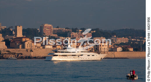 Anchor in front of Antibes - © Philip Plisson / Plisson La Trinité / AA31956 - Photo Galleries - Motorboat