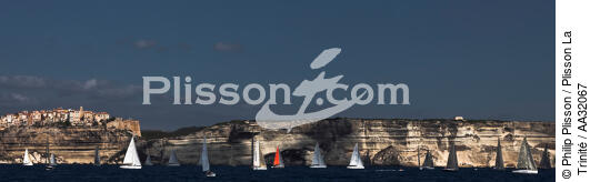 Le Tour de Corse 2011 - © Philip Plisson / Plisson La Trinité / AA32067 - Nos reportages photos - Falaise