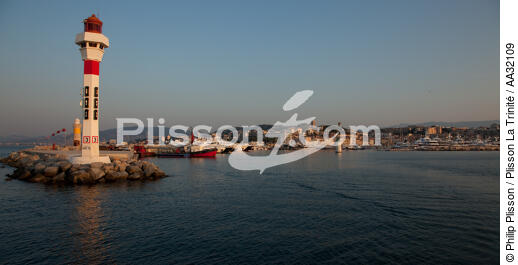 Le vieux port de Cannes - © Philip Plisson / Plisson La Trinité / AA32109 - Nos reportages photos - Signalisation maritime