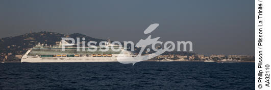 Paquebot au mouillage devant Cannes - © Philip Plisson / Plisson La Trinité / AA32110 - Nos reportages photos - Paquebot