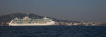 Passenger liner anchored off Cannes © Philip Plisson / Plisson La Trinité / AA32110 - Photo Galleries - Cannes