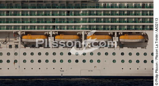 Passenger liner anchored off Cannes - © Philip Plisson / Plisson La Trinité / AA32113 - Photo Galleries - Passenger Liner