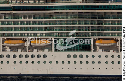 Passenger liner anchored off Cannes - © Philip Plisson / Plisson La Trinité / AA32114 - Photo Galleries - Town [06]