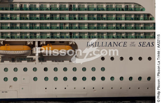 Passenger liner anchored off Cannes - © Philip Plisson / Plisson La Trinité / AA32115 - Photo Galleries - Passenger Liner