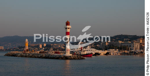 Le vieux port de Cannes - © Philip Plisson / Plisson La Trinité / AA32126 - Nos reportages photos - Signalisation maritime