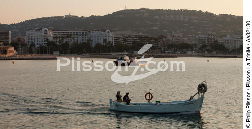 Fishing in front of Cannes - © Philip Plisson / Plisson La Trinité / AA32130 - Photo Galleries - Alpes maritimes
