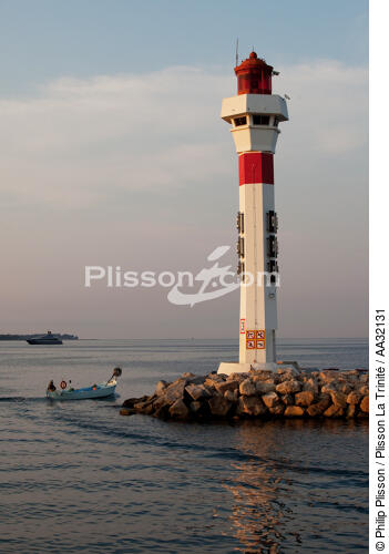 Feu de port de Cannes - © Philip Plisson / Plisson La Trinité / AA32131 - Nos reportages photos - Barque