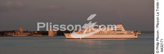 Passenger liner in front of Saint-Honorat island, Lerins islands - © Philip Plisson / Plisson La Trinité / AA32171 - Photo Galleries - Island [06]
