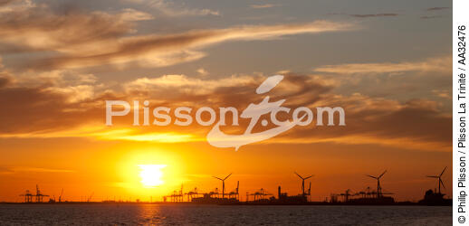 Dans le Golfe de Fos - © Philip Plisson / Plisson La Trinité / AA32476 - Nos reportages photos - Golfe de Fos
