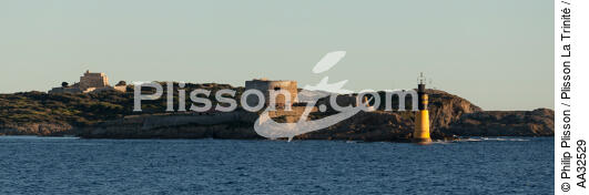The island of Little Lobster in the first plan and the island of Porquerolles in the background [AT] - © Philip Plisson / Plisson La Trinité / AA32529 - Photo Galleries - Buoys and beacons