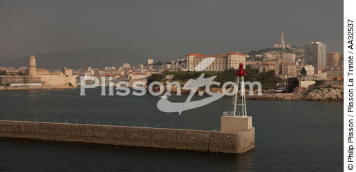 L'entrée du vieux port de Marseille - © Philip Plisson / Plisson La Trinité / AA32537 - Nos reportages photos - De Marseille à Hyères