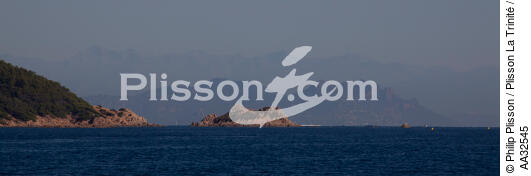 Cap Camarat au 1er plan et l'Esterel au second plan - © Philip Plisson / Plisson La Trinité / AA32545 - Nos reportages photos - Alpes Maritimes