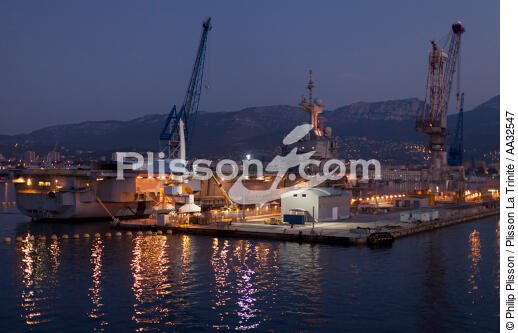 Le port militaire de Toulon - © Philip Plisson / Plisson La Trinité / AA32547 - Nos reportages photos - Crépuscule