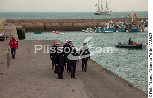 Landing School of mousses on the island of Houat. [AT] - © Philip Plisson / Plisson La Trinité / AA32673 - Photo Galleries - Tall ships